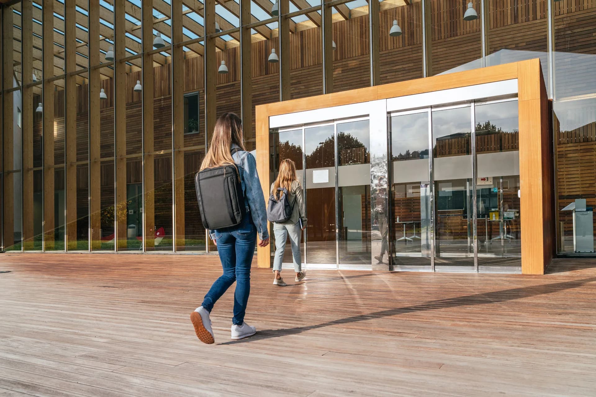 Studierende betreten eine moderne Bildungseinrichtung