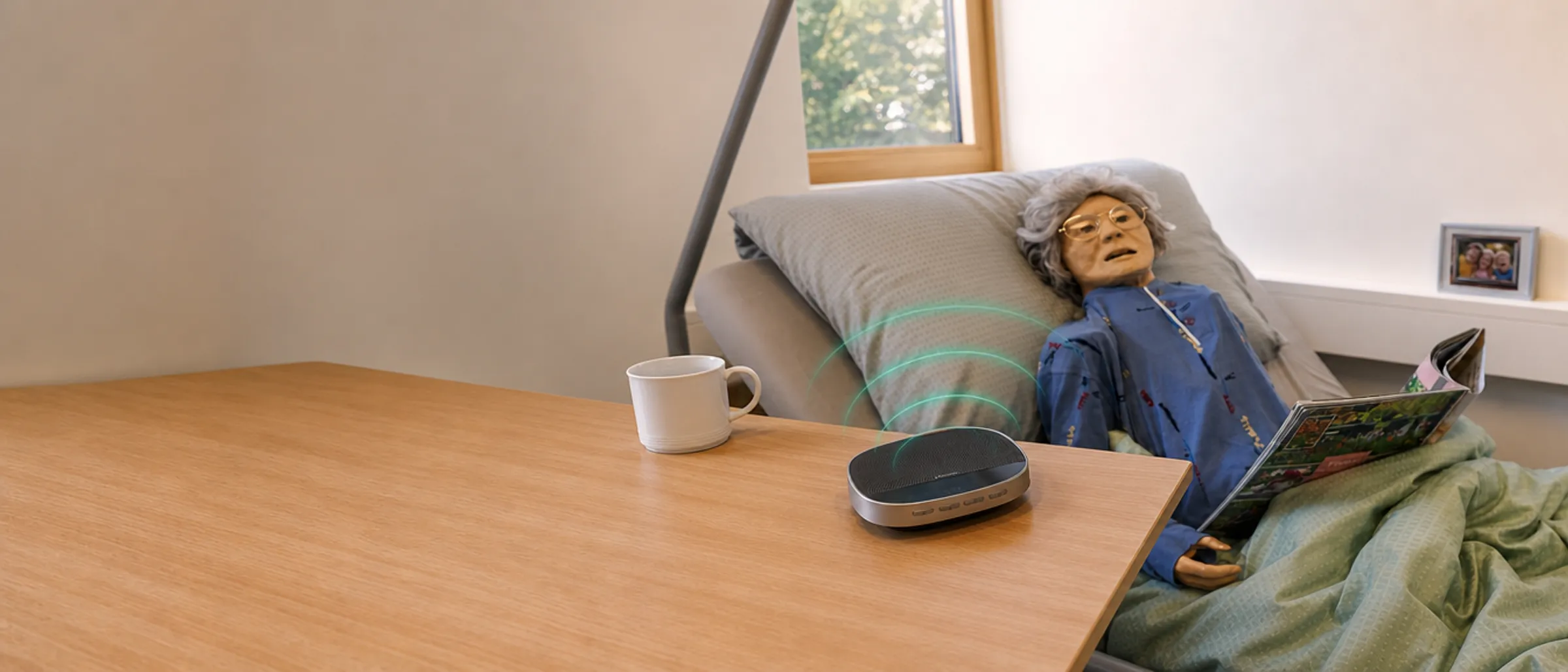 Sprechendes Pflege-Manikin mit grünen Ton-Wellen aus dem SimVoice-Lautsprecher