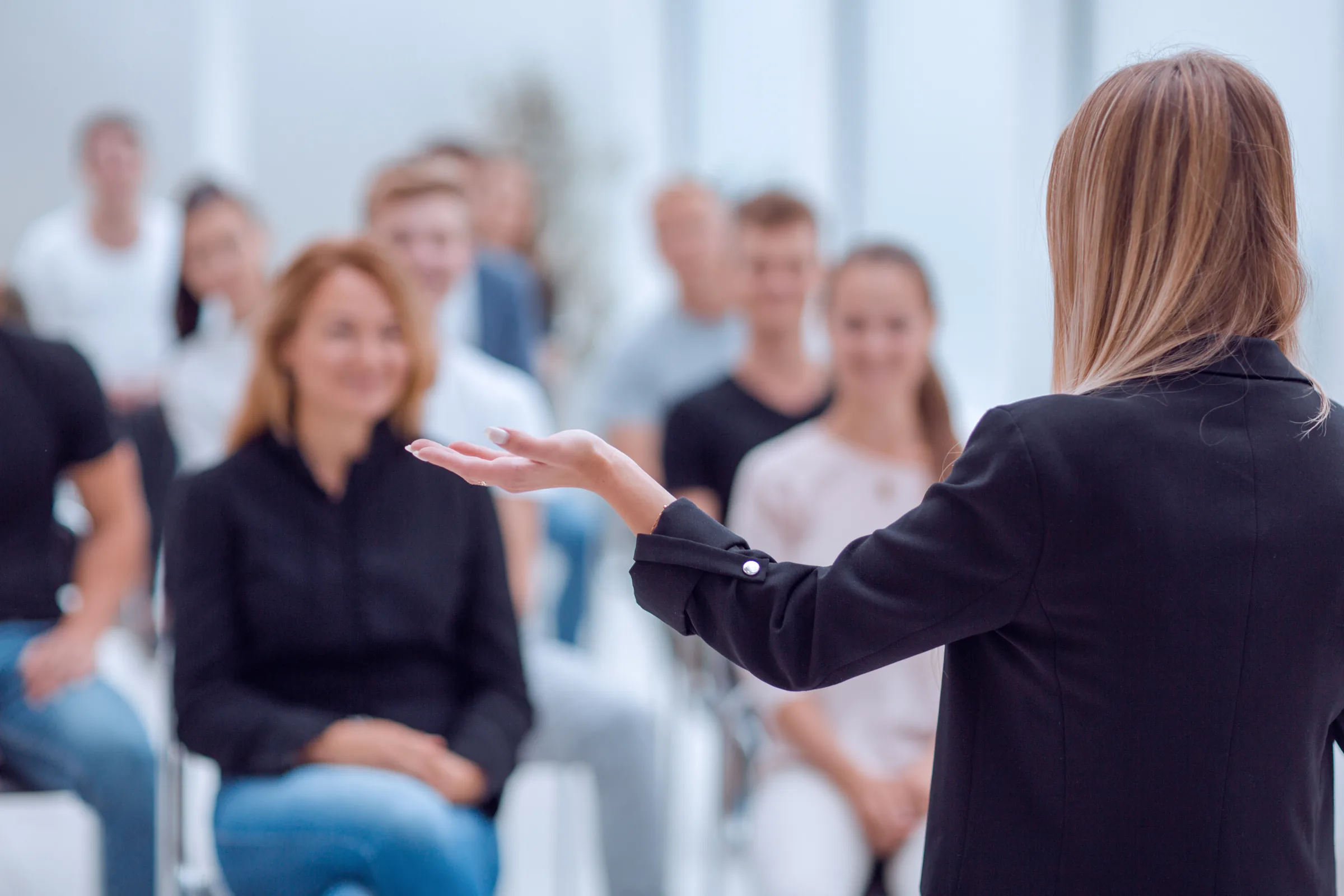 Referentin im Gespräch mit einer Workshop-Gruppe